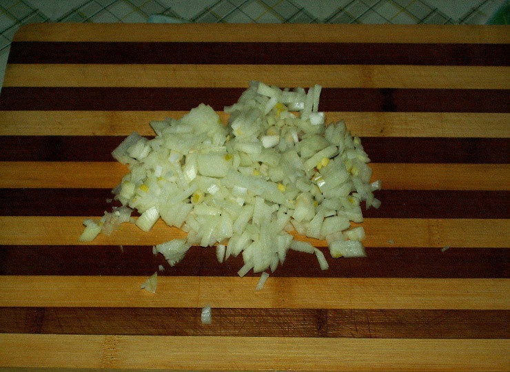 1. Этап. Куриные сердечки в сметанном соусе: Тем временем чистим и нарезаем репчатый лук небольшими кубиками.