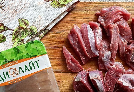 1. Этап. Запечённая пряная индейка с молодой капустой: Порежем индейку крупными кусочками. Отправим в какую-то посуду промариноваться. Я возьму кеци, где буду мариновать, а затем запекать. Кеци - небольшая сковорода из красной глины (меньшего размера) или чёрного камня (большего размера). Применяется в грузинской кухне для приготовления оджахури, аджапсандали, мчади, хачапури и обжаривания цыплят, рыбы и др... Кеци не требует масла. Для многих это важно. Можно взять любую глиняную посуду, пригодную для запекания.