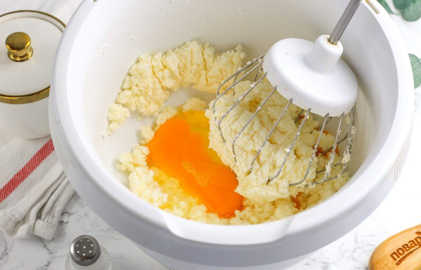 1. Этап. Рогалики песочные с орехами: Вбейте куриное яйцо, всыпьте соль и снова взбейте 1-2 минуты. Можно по желанию добавить ванильный сахар или ароматизатор.