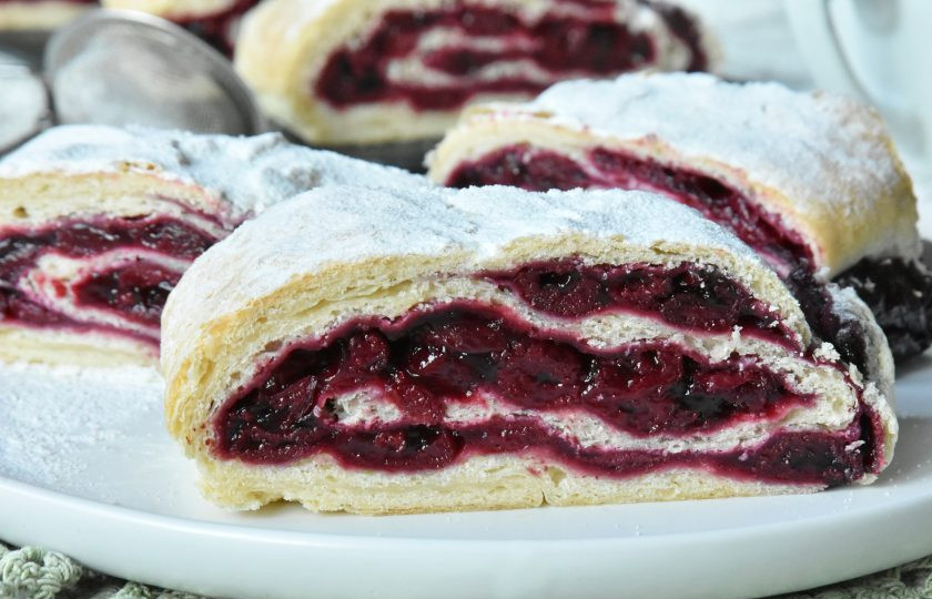 1. Этап. Штрудель с вишневой начинкой классический: Начинка получается очень сочной, в меру сладкой, с приятным ароматом корицы и гвоздики.