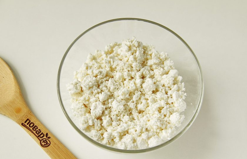 1. Этап. Сырники с кокосовой стружкой: Переложите творог в глубокую миску.