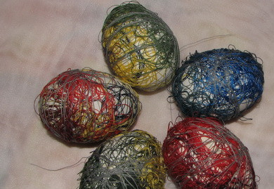 1. Этап. Яйца, крашенные нитками: 4. Чтобы закрепить нитки, можно использовать нитку (нейтрального цвета), резинку или завернуть яйцо в марлю или капрон.