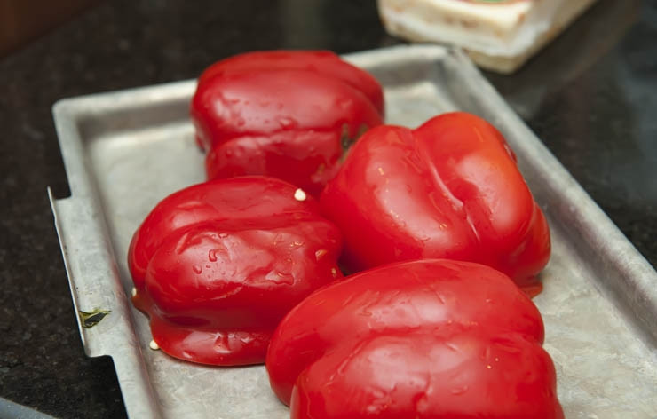 1. Этап. Паста с мясным фаршем: Разогреваем духовку. Чистим перцы, разрезая их на пополам. Кладем их разрезанной частью вниз и ставим в духовку, примерно на 10 минут, пока перцы не потемнеют, так, как показано на фото.