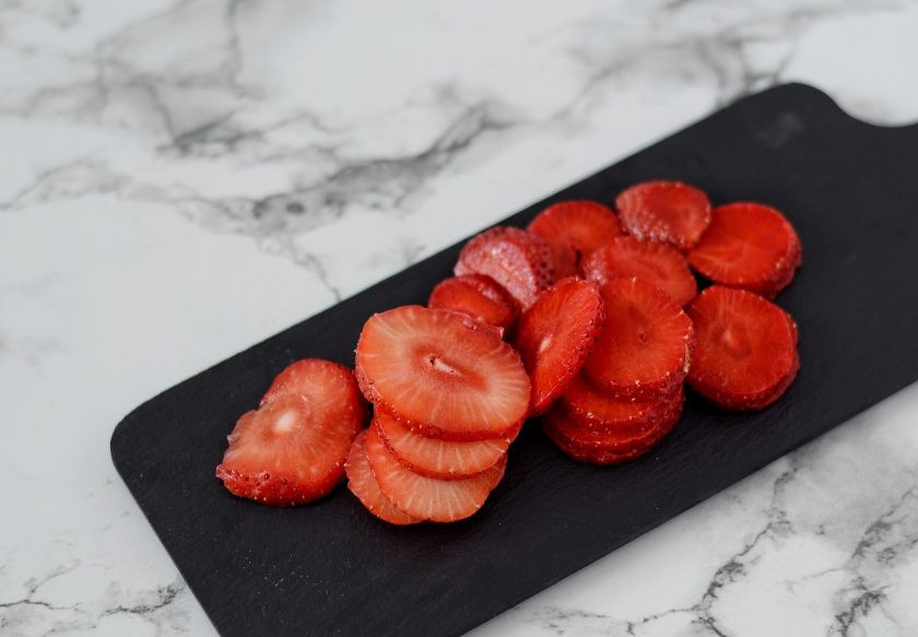 1. Этап. Тост с клубникой: Клубнику нарежьте на кружочки.