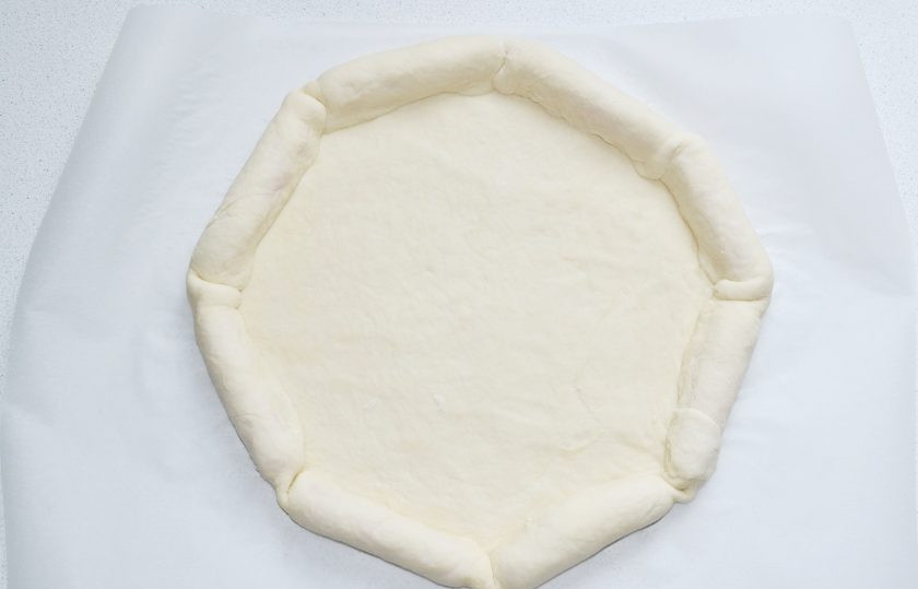 1. Этап. Пицца с сосисками по краям: Аккуратно залепите вот таким образом.