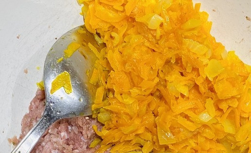 1. Этап. Голубцы с пекинской капустой: Обжаренный лук и морковь добавить к фаршу -перемешать