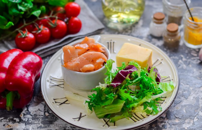 1. Этап. Салат с соленой красной рыбой: Подготовьте ингредиенты.