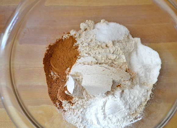 1. Этап. Оладьи из овсянки и цельнозерновой муки: 3. В отдельной миске перемешайте муку, разрыхлитель, соду, корицу, мускатный орех и соль по вкусу.