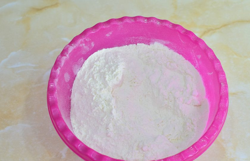 1. Этап. Бисквит в разъемной форме: Муку соедините с содой и ванилином.