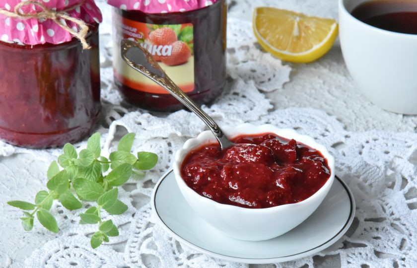 1. Этап. Клубничный джем с бальзамическим уксусом: Бальзамический уксус придает джему из клубники приятное и необычное послевкусие. Если вы любите интересные сочетания, рекомендую добавить в этот джем щепотку свежемолотого черного перца. Идеальное дополнение к сырной тарелке.