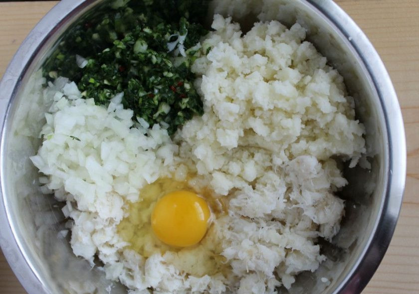 1. Этап. Рыбные котлеты из фарша трески: 1. Филе соленой трески залейте холодной водой и оставьте на 1 сутки, затем отожмите от воды и перекрутите через мясорубку. Картофель очистите и нарежьте мелко, отварите до готовности и разомните в пюре. Нарежьте мелко лук, тимьян, кориандр, чеснок и маленькую часть чили. В миске смешайте все ингредиенты, добавьте яйцо.