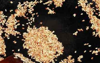 1. Этап. Салат из говяжьего сердца: Семена кунжута обжариваем на сухой и очень горячей сковороде, все время помешивая, до легкого золотистого цвета.