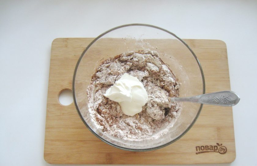 1. Этап. Шоколадный торт с черносливом и орехами: Перемешайте, добавьте сметану.