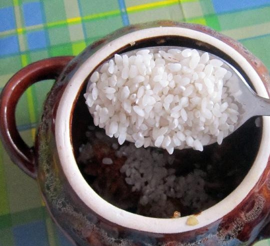 1. Этап. Свинина с рисом в горшочке: Рис предварительно промываем и засыпаем по 2 столовые ложки в каждый горшочек и заливаем водой так, чтобы жидкость была выше риса на 1-1,5 сантиметра.