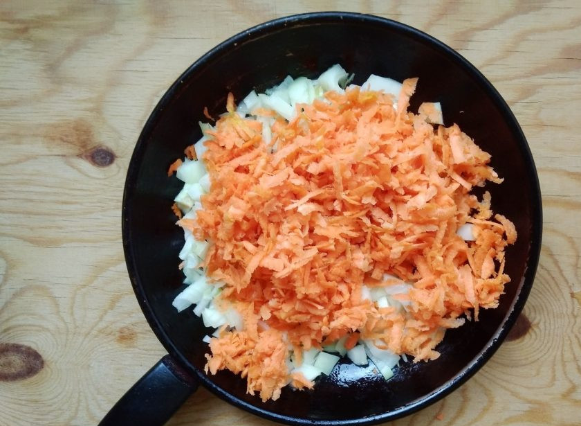 1. Этап. Куриные голени с рисом в духовке: 4. Затем обжарьте лук с морковью в разогретом масле до мягкости, постоянно помешивая.