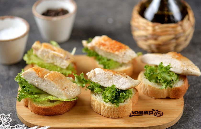 1. Этап. Канапе с курицей: Филе остудите, нарежьте на кусочки шириной около сантиметра слегка наискосок, выложите курицу на латук.