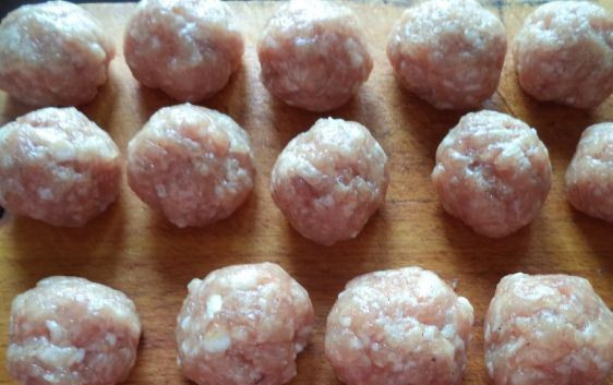 1. Этап. Фрикадельки без яиц: Мокрыми руками формируем фрикадельки.