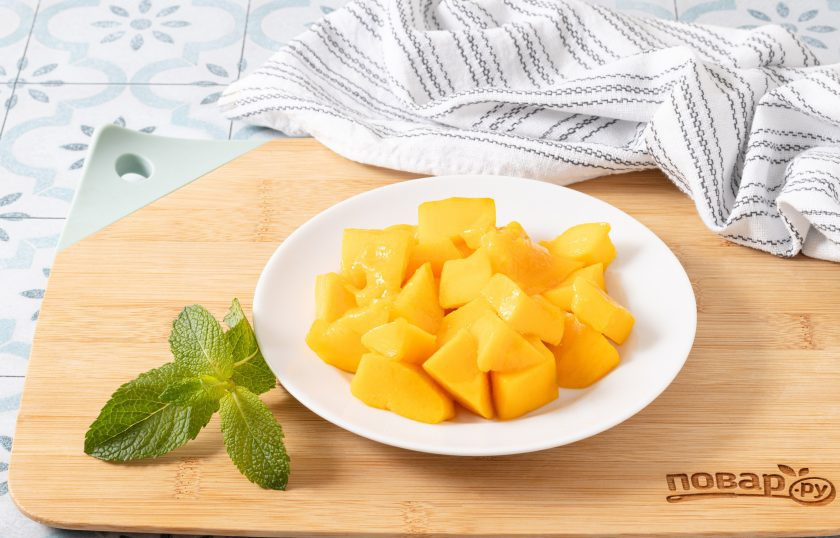 1. Этап. Желе из манго: Манго очистите от кожуры и порежьте на ломтики.