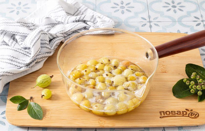 1. Этап. Варенье из крыжовника без воды: Снимите с плиты и дайте полностью остыть.