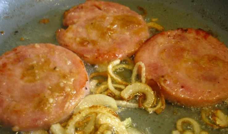 1. Этап. Жареная ветчина: Обжариваем с двух сторон.