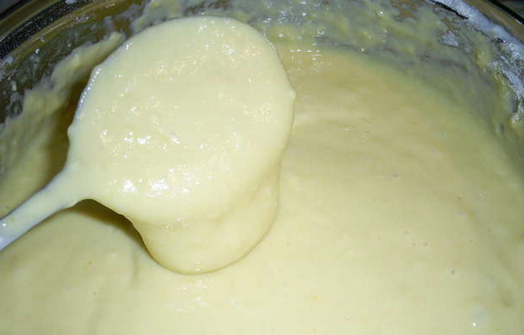 1. Этап. Бабушкины блины на молоке: Влейте молоко и засыпьте муку. Перемешайте.