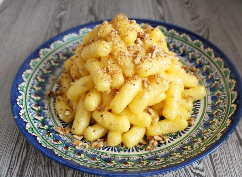 1. Этап. Чак-чак из кукурузных палочек: Возьмите широкое, плоское блюдо. Выложите горкой содержимое кастрюли. Посыпьте сверху дроблеными грецкими орехами и уберите в холодильник на 2 часа.