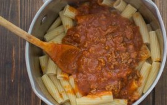 1. Этап. Итальянский ужин дома: Добавьте 1/2 мясного соуса к пасте и хорошо перемешайте.