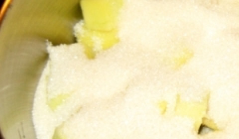 1. Этап. Компот из тыквы на зиму: Тыкву засыпать сахаром, налить столько воды, чтоб она покрыла тыкву. Включите печь на средний огонь. Добавьте сок лимона.