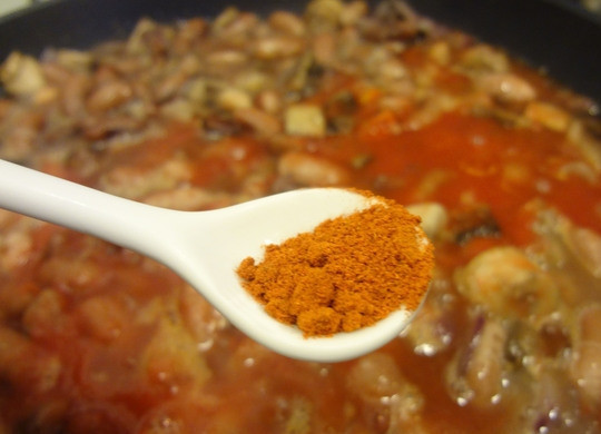 1. Этап. Фасоль с шампиньонами: 6. Добавляю по вкусу соль и специи, перемешиваю и тушу на слабом огне 10 минут до готовности всех овощей.