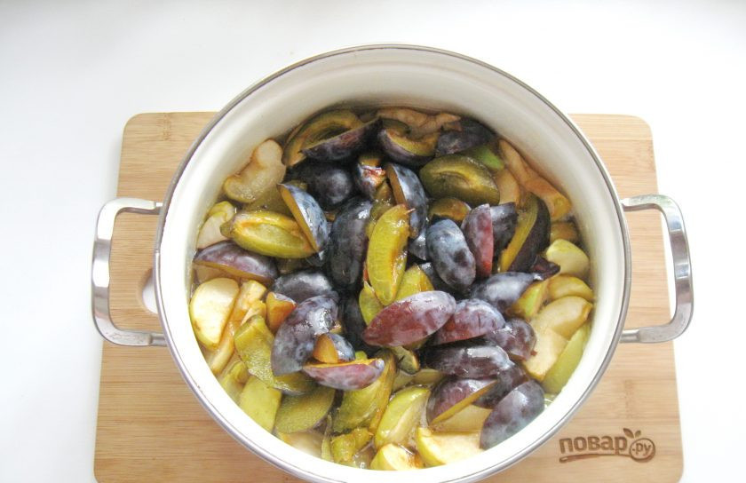 1. Этап. Варенье из яблок и слив: Добавьте в кастрюлю к яблоками сливу, которую можно нарезать более мелко. Дайте постоять яблокам и сливе в сиропе 3-4 часа.