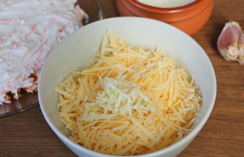 1. Этап. Салат Любовница с черносливом: Далее трем на терке сыр и чеснок.