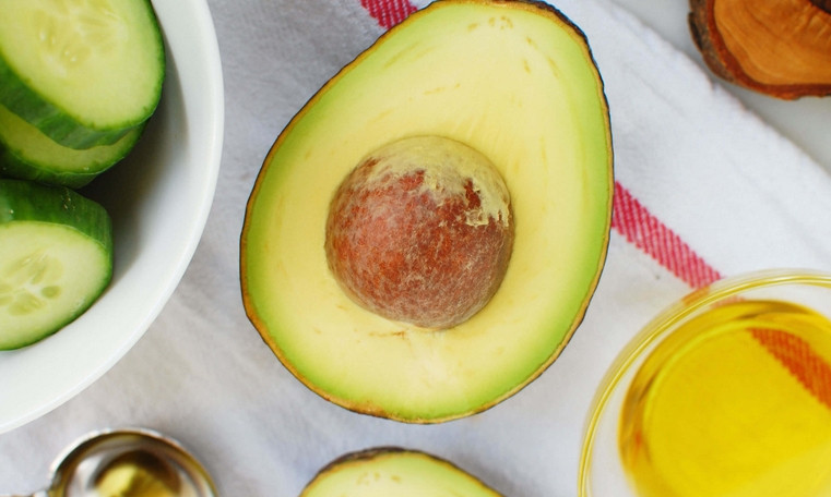 1. Этап. Простой салат с авокадо: В первую очередь нужно очистить авокадо и порезать мякоть кубиками.