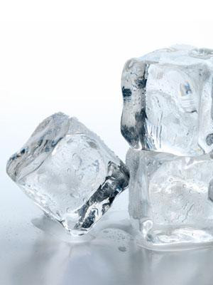 1. Этап. Коктейль 5 часов утра: заранее подготовьте лед для коктейля - он должен быть огромными кусками, чтобы в стакан вошло не более трех - только так вы получите коктейль нужной температуры.