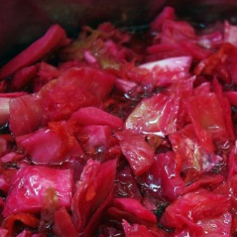Маринованная капуста кусочками со свеклой