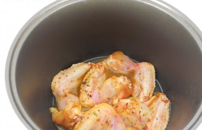 1. Этап. Курица в мультиварке: В чашу мультиварки влейте масло. Выложите туда курицу. Поставьте режим 