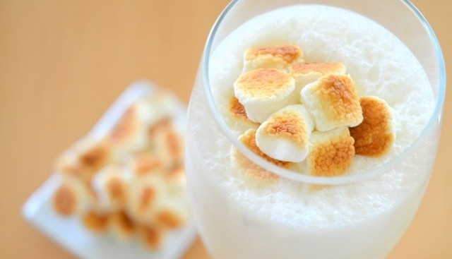 1. Этап. Молочный коктейль с зефиром: 4. Подавайте молочный коктейль, украсив его маршмеллоу. Наслаждайтесь!