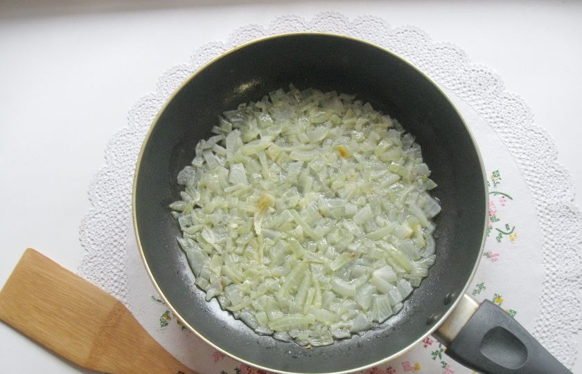 1. Этап. Чыхыртма с курицей: Тушите лук до прозрачности, не давая ему зажариться.