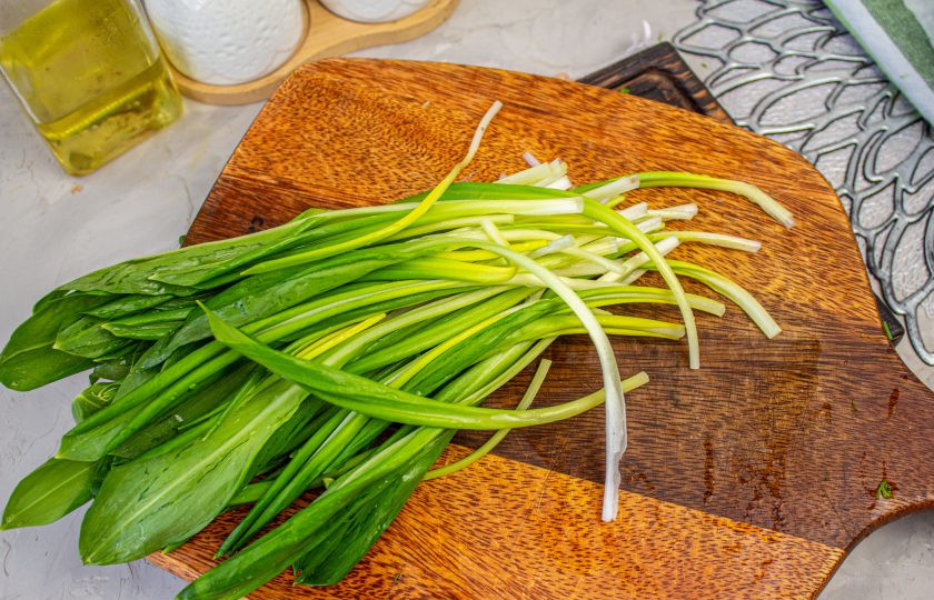 1. Этап. Чуду с черемшой: Черемшу очистите, промойте и обсушите.