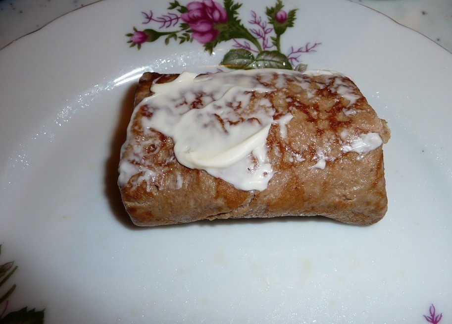 1. Stage. Chicken liver pancakes: The hot pancake can be smeared with mayonnaise (to anyone's taste) add the filling (about 1 dessert spoon) and fold into an envelope.