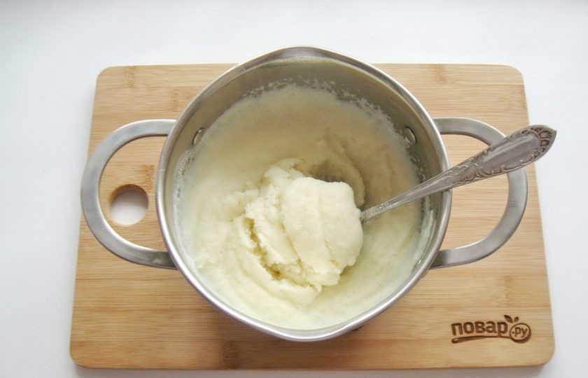 1. Этап. Манный десерт: Поставьте кастрюлю с молоком на плиту, доведите до кипения и тонкой струйкой всыпьте манную крупу, не переставая помешивать. Варите до загустения 2-3 минуты.