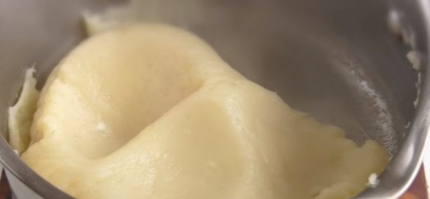 1. Этап. Пирожные заварные (эклеры): 1. Приготовьте тесто: воду смешайте со сливочным маслом и солью, доведите до кипения. Сразу добавьте стакан муки и, постоянно помешивая, проварите еще 1-2 минуты.