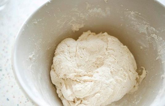 1. Этап. Бездрожжевые хлебцы в духовке: 1. Все предельно просто - муку просеем и смешаем со специями. Вливаем воду.