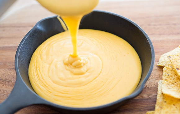 1. Этап. Сырный соус к начос: 6. А после сразу готовый соус перелейте в подходящую ёмкость и подайте к столу. Потрясающий вкус!