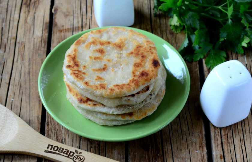 1. Этап. Качори: Жарьте лепешки на сковороде в хорошо разогретом растительном масле до золотистого цвета с двух сторон. Качори готовы. Кушайте с удовольствием!