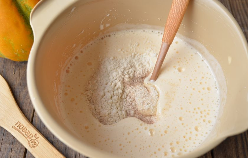 1. Этап. Шарлотка с дыней Сладкий сон: Всыпьте муку, разрыхлитель, часть корицы молотой, соедините ингредиенты миксером.