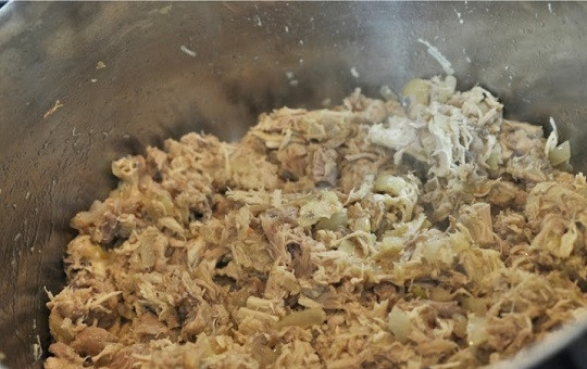 1. Этап. Куриный суп с имбирем: 4. Выложите к луку морковь и имбирь. Обжарьте пару минут, периодически помешивая. Добавьте в кастрюлю куриное мясо.