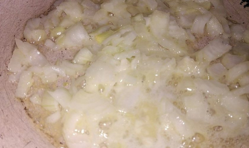 1. Этап. Суп с куриными фрикадельками и овощами: 5. Теперь нужно сделать поджарку: растопите сливочное масло на слабом огне, добавьте мелко нарезанный лук и жарьте при постоянном помешивании.