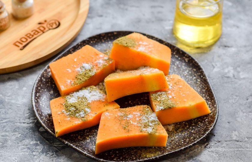 1. Этап. Пряная тыква в духовке: Посыпьте кусочки тыквы всеми специями, травами, корицей. После хорошо натрите каждый кусочек руками.