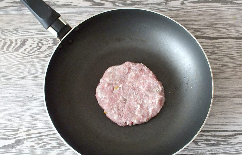 1. Этап. Мексиканские бургеры: Сформуйте три котлеты. Обжарьте или запеките их в духовке до готовности.