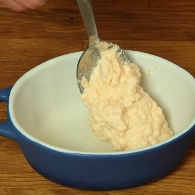 1. Этап. Мусс из лосося: Посолить, поперчить по вкусу и переложить в подходящую посуду. Поставить в холодильник на пару часов, после чего мусс из лосося будет готов к подаче.